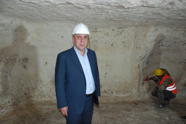 Midyat'ta mağarada başlayan kazı, devasa bir yer altı şehrine doğru ilerliyor Midyat Belediye Başkanı Veysi Şahin