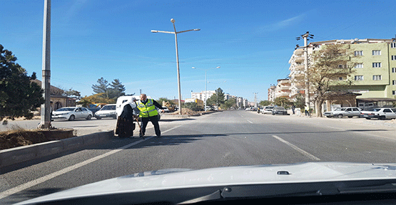 Yaşlı kadının yardımına polis koştu