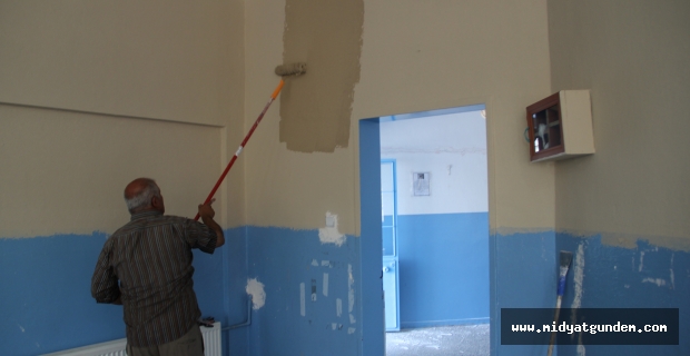 Midyat Belediye tarafından okullar boyanıyor
