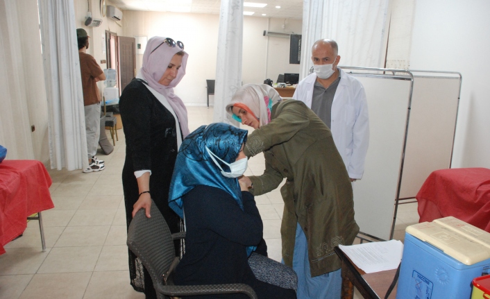 Midyat Belediyesine ait sağlık kabinlerinde COVID-19 aşısı yapılıyor
