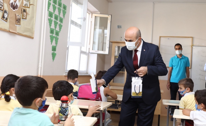Vali Demirtaş, Yüz Yüze Eğitimde İlk Ders Zili Heyecanına Ortak Oldu