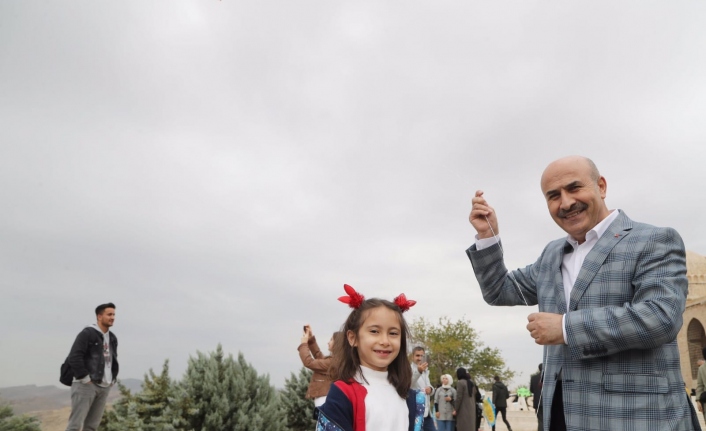 Mardin Valisi Demirtaş, Kasımiye Medresesinde Çocuklarla Uçurtma Uçurdu