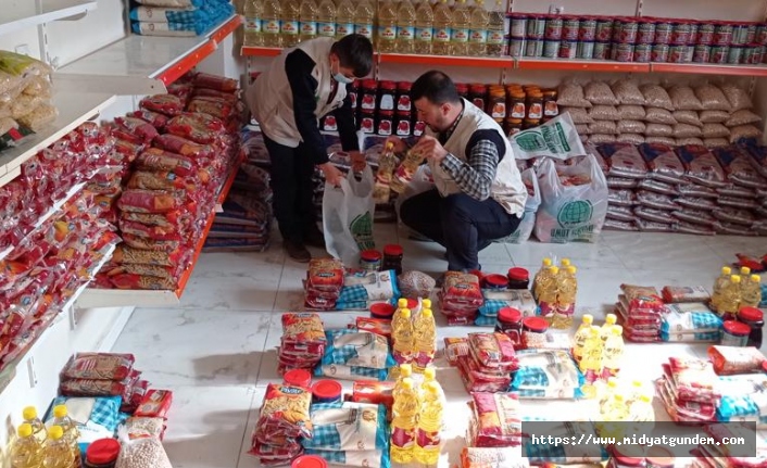 Mardin’de Bir Hayırsever Babası ve Annesi Adına Muhtaçlara Gıda Dağıttı