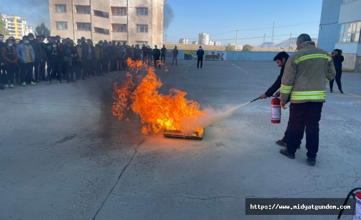 Öğretmen ve Öğrencilere Yangın Söndürme Eğitimi
