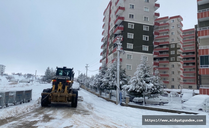 Midyat Belediyesi karla mücadelede ekipleri 7/24 görev başında