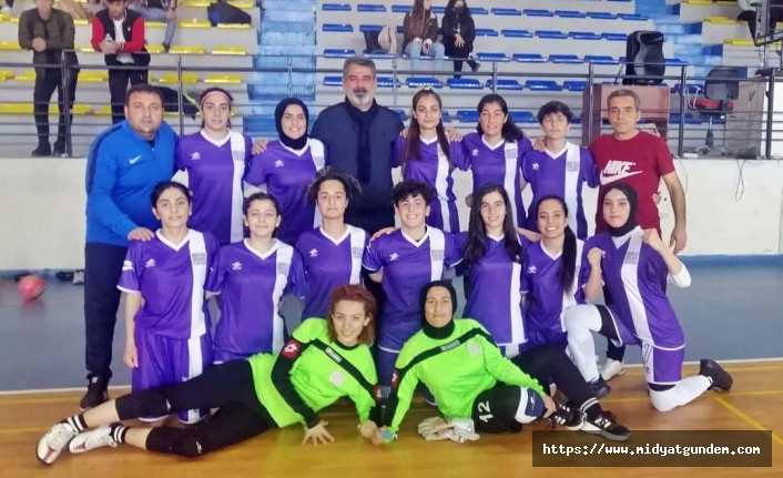 Mardin Artuklu Üniversitesi kadın salon futbol takımı şampiyon oldu