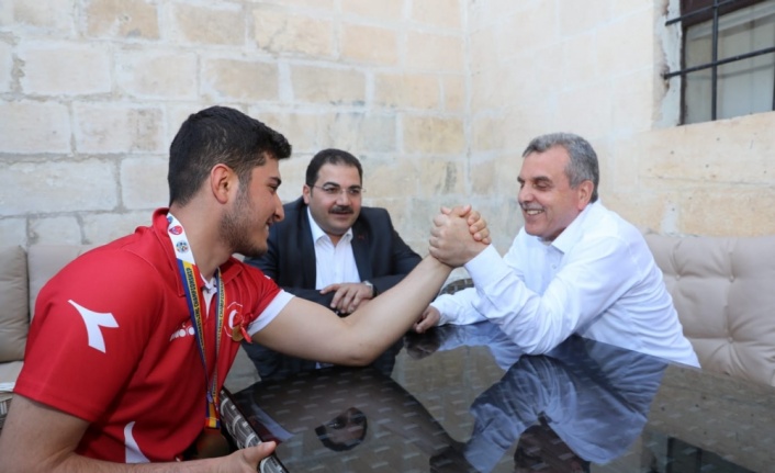 Avrupa şampiyonu Abdulsamet, Belediye Başkanı Beyazgül ile bilek güreşi yaptı