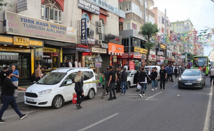 Diyarbakır'da iş yerine düzenlenen silahlı saldırıda 2 kişi yaralandı