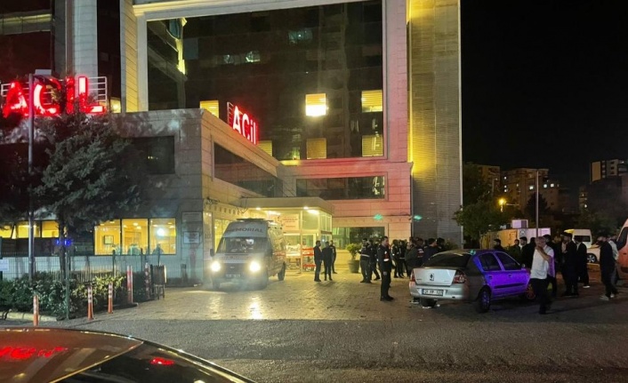 Diyarbakır'da otomobile düzenlenen silahlı saldırıda 2 kişi öldü, 3 kişi yaralandı