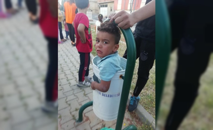 Gaziantep'te saklambaç oynarken girdiği çöp kovasına sıkışan çocuğu itfaiye kurtardı