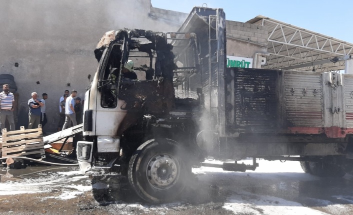 Gaziantep'te tamiri yapılan kamyon alev aldı, 2 kişi yaralandı