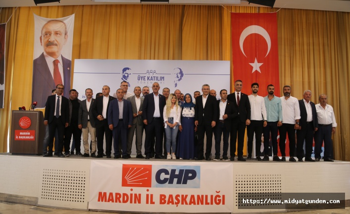 CHP Genel Başkan Yardımcısı Salıcı, Mardin'de partisine katılanlara rozet taktı