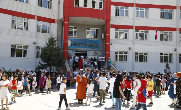 Diyarbakır ve Elazığ'da öğrenciler karnelerini aldı