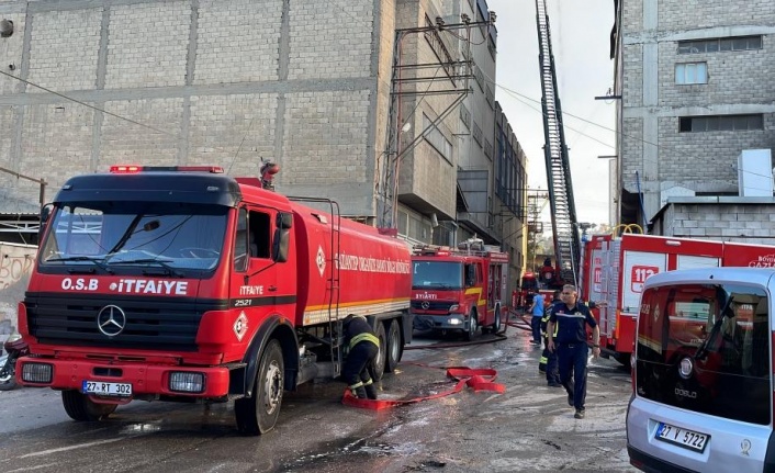 Gaziantep'te terlik ve sandalet atölyesinde çıkan yangın kontrol altına alındı