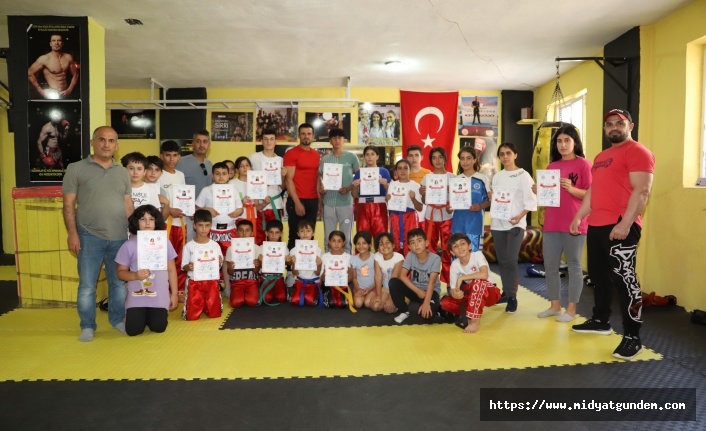 Mazıdağı'nda kick boks kursunu tamamlayan öğrencilere sertifikaları verildi