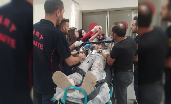 Siirt'te oyun oynarken koluna korkuluk demiri saplanan çocuk yaralandı