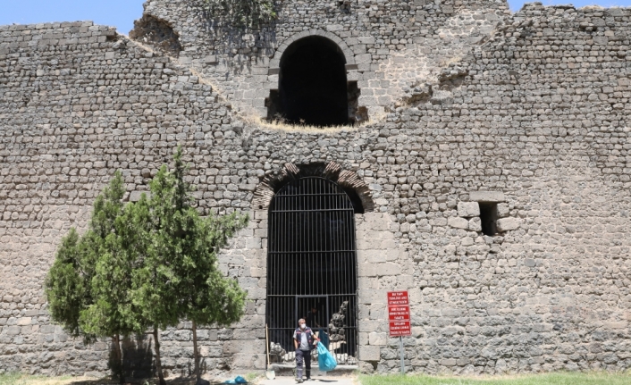 Diyarbakır'da tarihi surlarda temizlik çalışması başlatıldı