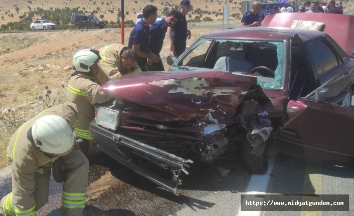 Mardin'de çarpışan 2 otomobildeki 4'ü çocuk 10 kişi yaralandı