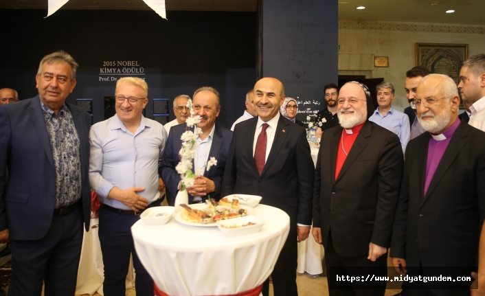 Mardin'de farklı dil ve dine mensup vatandaşlar bayramlaşma programında buluştu