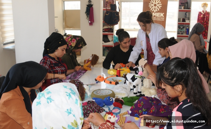 Mardin'de kırsal mahallelerde kadınlara meslek eğitimi veriliyor