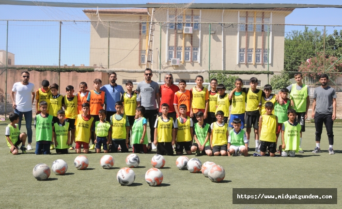 Mardin'de kırsaldaki çocuklar için futbol kursu açıldı