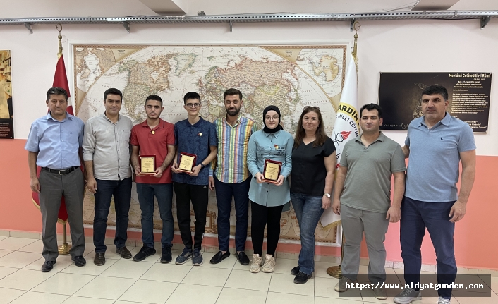Mardin'de YKS’de dereceye giren öğrencilere altın hediye edildi