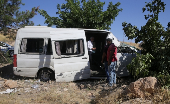 Şanlıurfa'da işçileri taşıyan minibüsün ağaca çarpması sonucu 12 kişi yaralandı