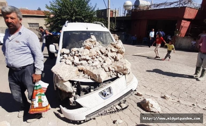 Midyat’ta istinat duvarı çöktü, 3 araç zarar gördü