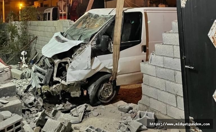Nusaybin ilçesinde hafif ticari aracın bir evin bahçe duvarına çarpması sonucu 2 kişi yaralandı