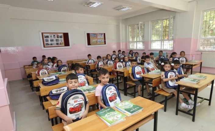Gaziantep'te ilkokula başlayan 75 bin öğrenciye çanta ve kırtasiye malzemesi dağıtıldı