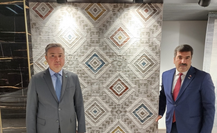 Kazakistan'ın Ankara Büyükelçisi Sapiyev, Güneydoğulu halıcıları ziyaret etti
