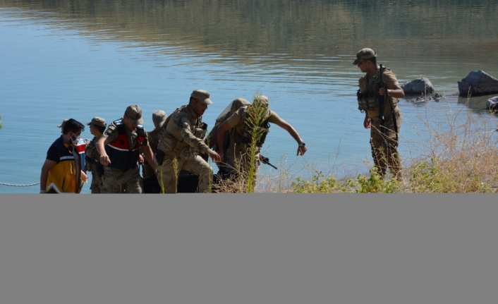 Şanlıurfa'da zıpkınla balık avlamak amacıyla gölete giren lise müdürü boğuldu