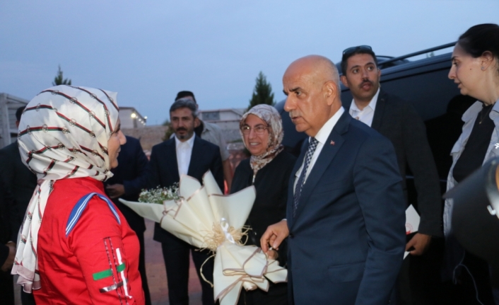 Tarım ve Orman Bakanı Vahit Kirişci, Adıyaman'da badem hasadına katıldı: