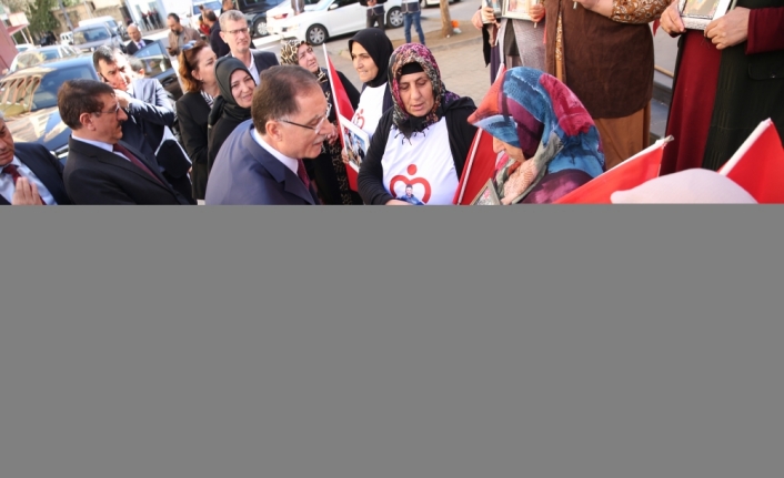 Kamu Başdenetçisi Şeref Malkoç, Diyarbakır annelerini ziyaret etti: