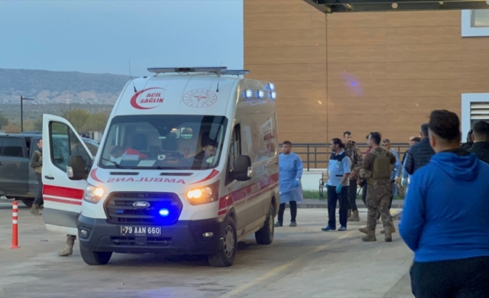 Kilis'te sınır kapısı bölgesine roket atılması sonucu 1 asker, 2 polis yaralandı