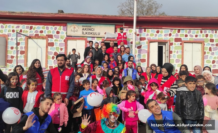 Mardin'de öğrencilere kışlık bot yardımı