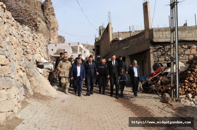 Siirt Valisi Osman Hacıbektaşoğlu Pervari ilçesinde iki köyü ziyaret etti