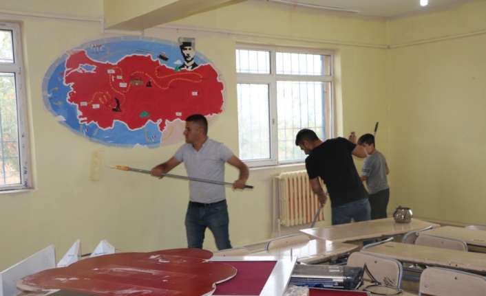 Şırnak'ta mezradaki okul öğretmen, öğrenci ve veli dayanışmasıyla boyandı
