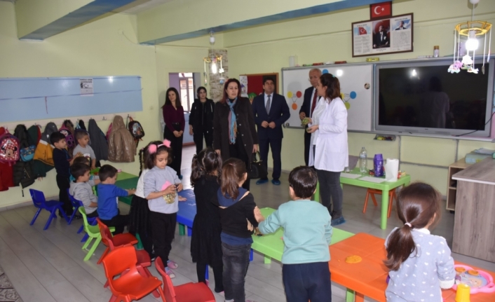 Vali Hacıbektaşoğlu'nun eşi Güney Hacıbektaşoğlu'ndan öğrencilere ziyaret