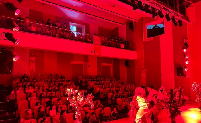 Diyarbakır'da çocuklar için sinema ve tiyatro etkinliği
