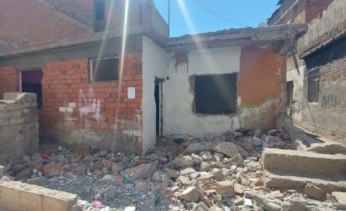 Diyarbakır'da metruk yapıların yıkımı yapılıyor