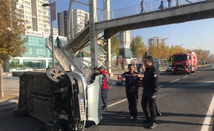 Diyarbakır'da otomobil ve hafif ticari aracın çarpışması sonucu 2 kişi yaralandı