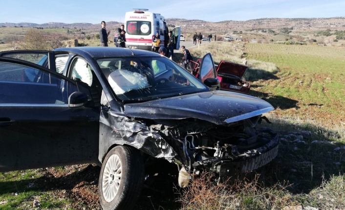Gaziantep'te iki otomobilin çarpıştığı kazada 3 kişi yaralandı