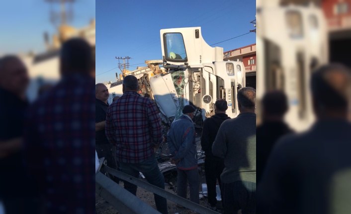 Mardin'de devrilen tırın sürücüsü öldü, çarptığı kişi yaralandı