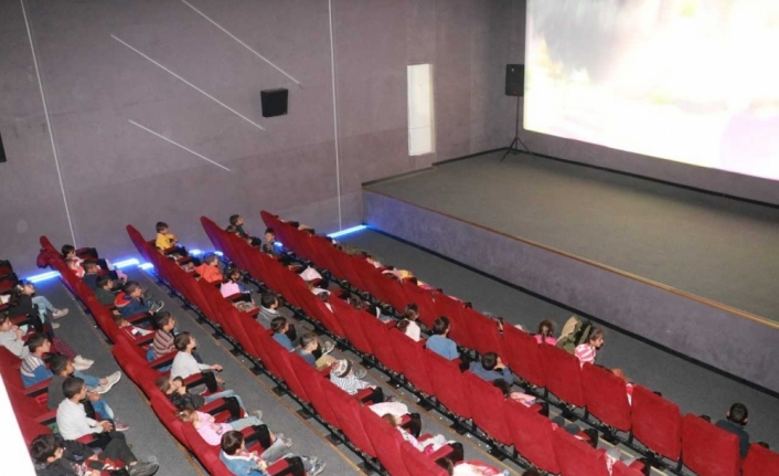 Şanlıurfa'da köy çocukları sinema keyfi yaşadı