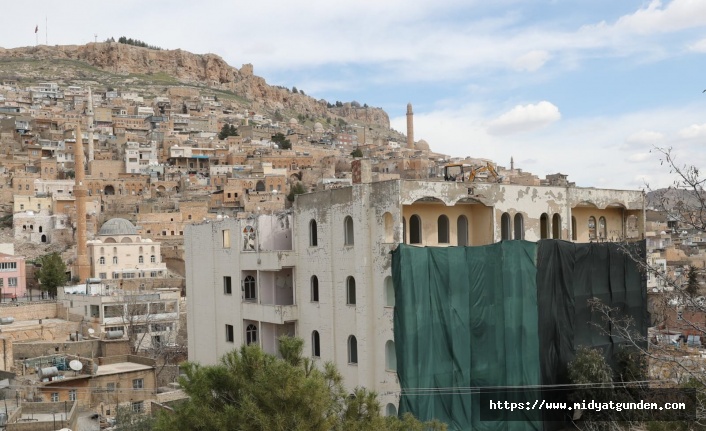Mardin'in Dokusunu Bozan Betonarme Binaların Yıkımı Sürüyor