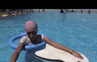 Mardin'de kırsal mahallede açılan havuzda kız çocukları yüzme öğreniyor
