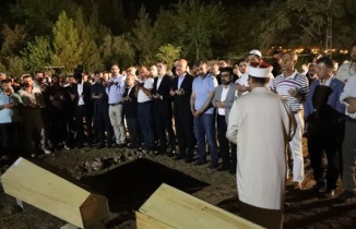 MARDİN - İçişleri Bakanı Soylu, Derik'teki kazada hayatını kaybedenlerin cenaze namazına katıldı