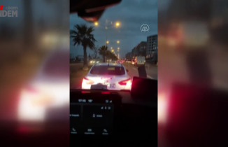 Mardin'de bir otomobilin ambulansa yol vermediği anlar kameraya yansıdı